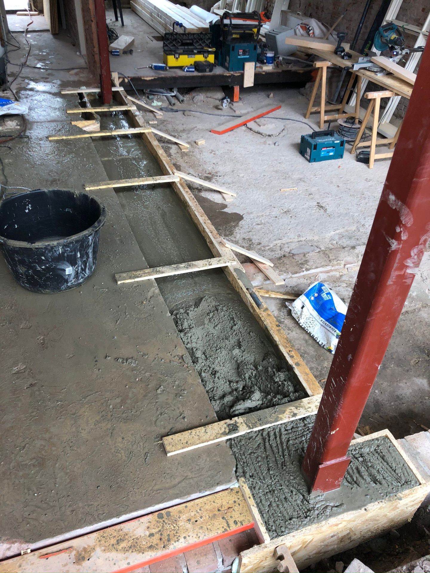Betonvloer storten met bekisting