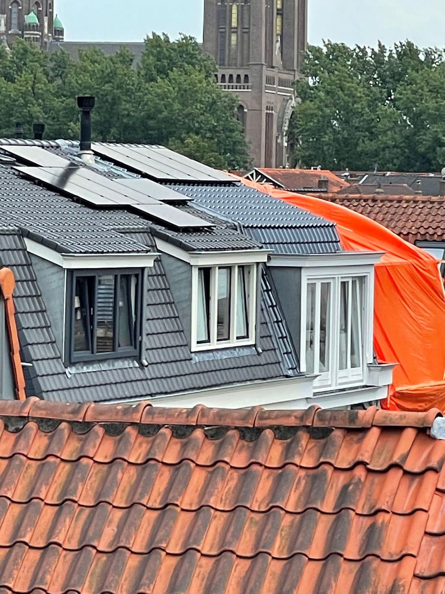 Dakkapellen met zonnepanelen — zicht op Bavo — Dakkapel in Haarlem