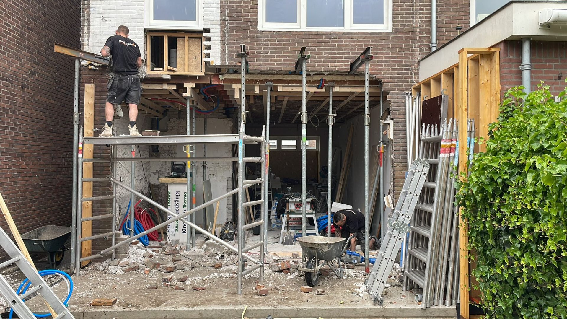 Doorbraak achtergevel — voorbereiding aanbouw — Aanbouw in Haarlem