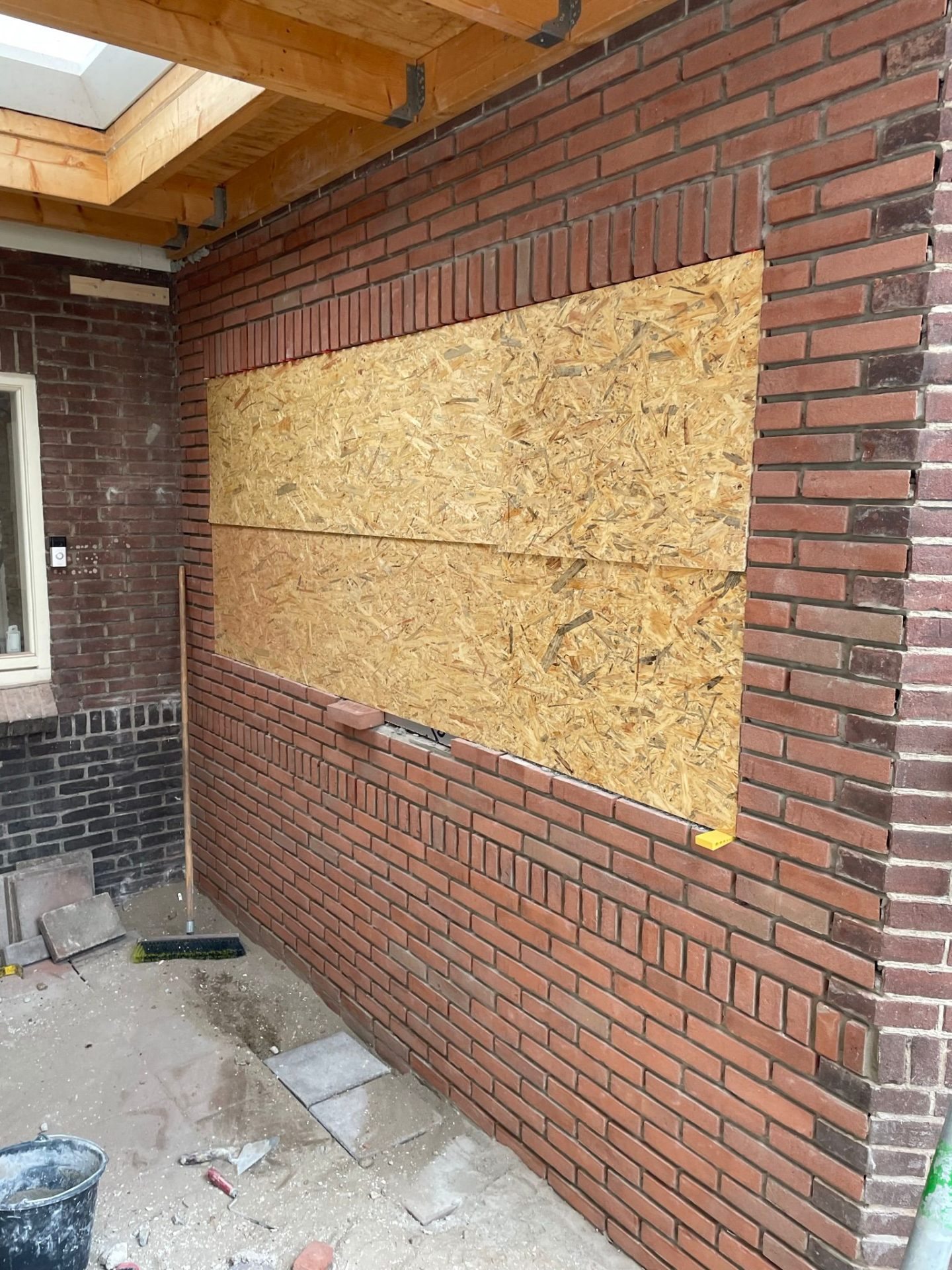 Gevelopening — voorbereiding nieuw kozijn — Renovatie in Haarlem