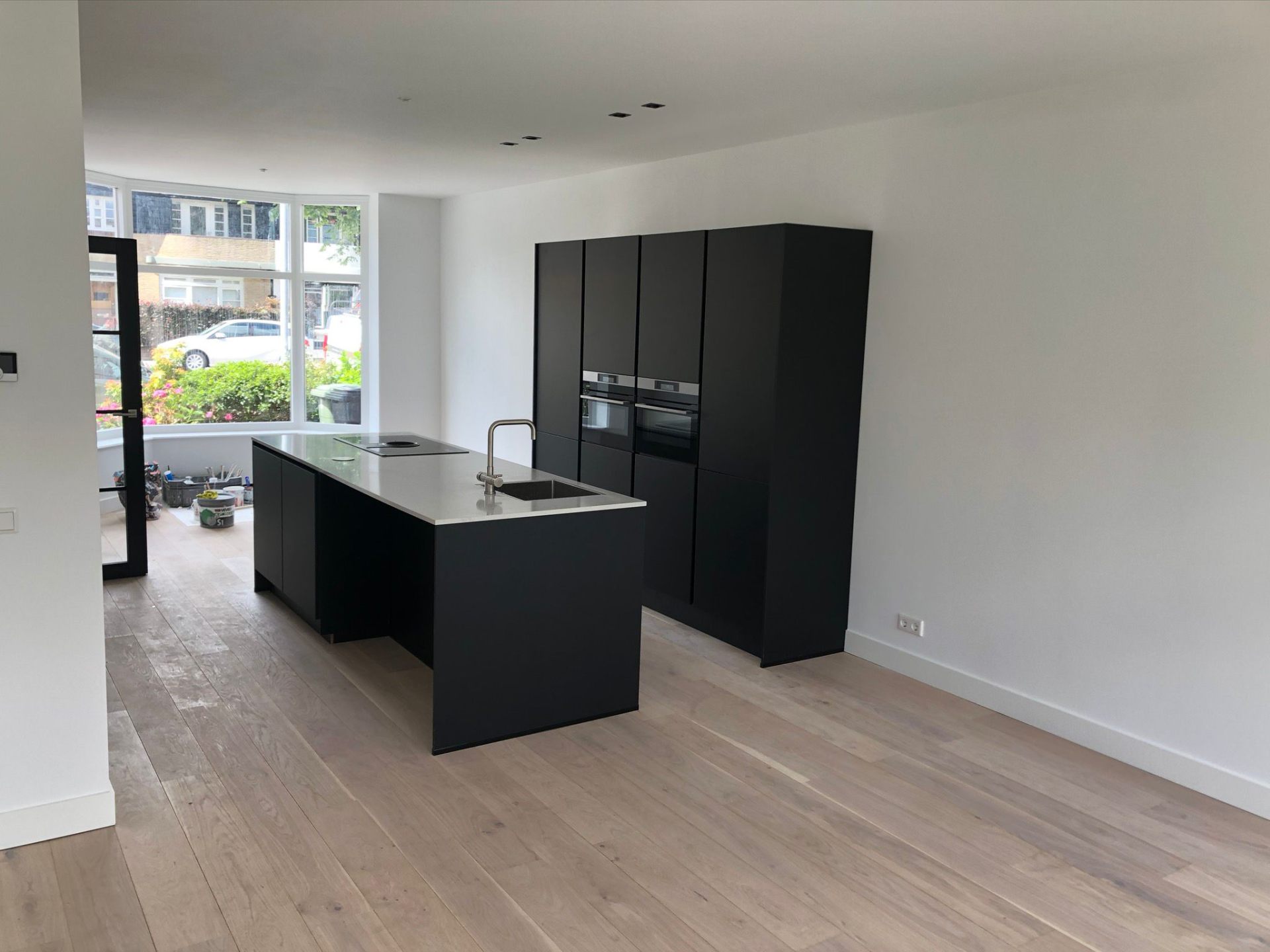 Keukeneiland op eiken houten vloer — Interieur in Haarlem
