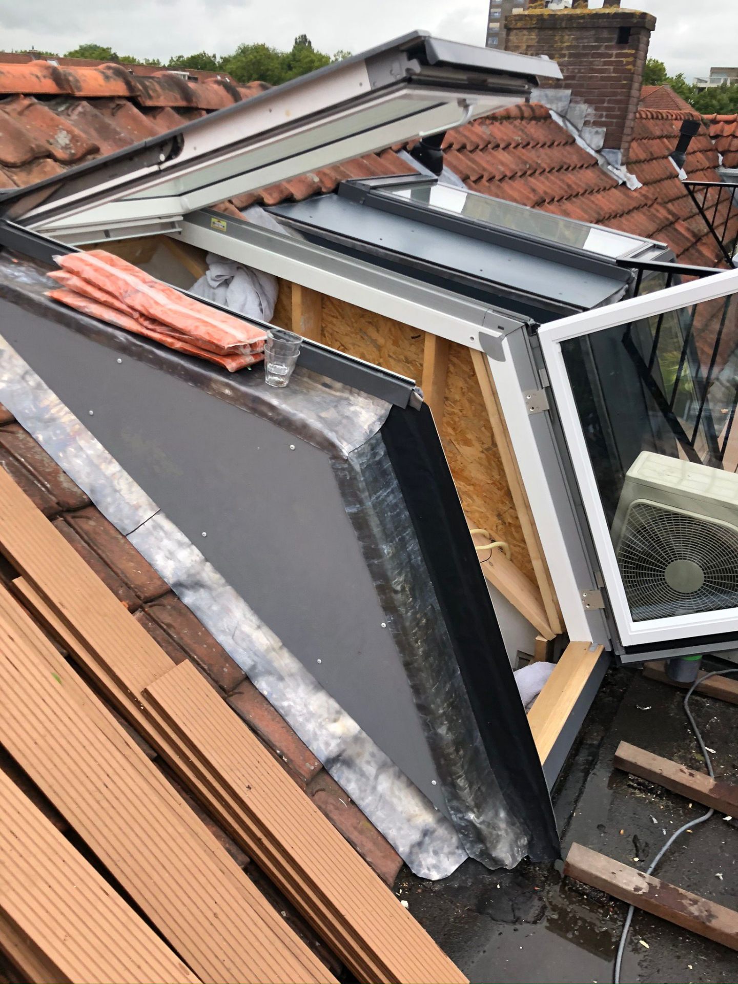 Openslaande lichtstraat op dakopbouw — Lichtkoepel in Haarlem