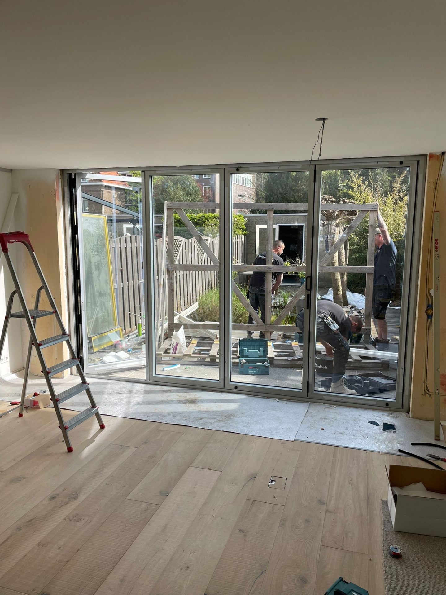 Installatie schuifpui in tuinkamer — Aanbouw in Haarlem