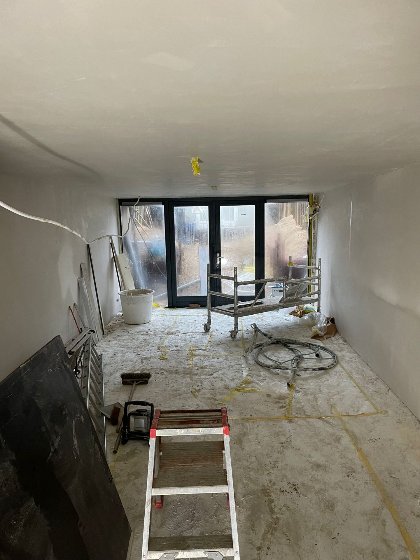 Souterrain met strak stucwerk — Renovatie in Haarlem