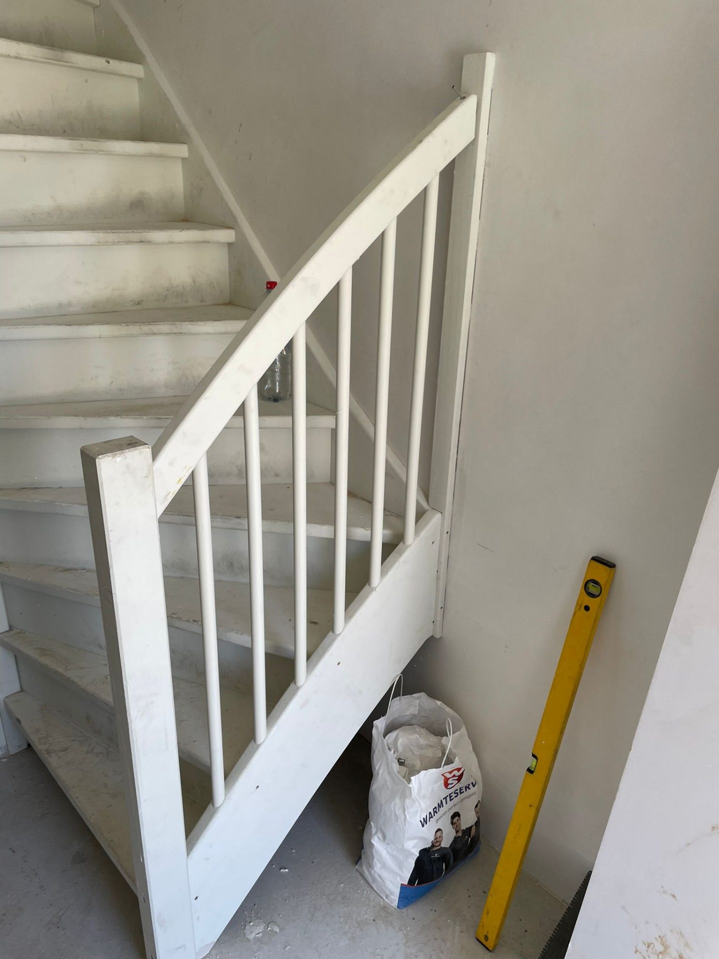 Houten trap met witte spijlenbalustrade — Interieur in Heemstede