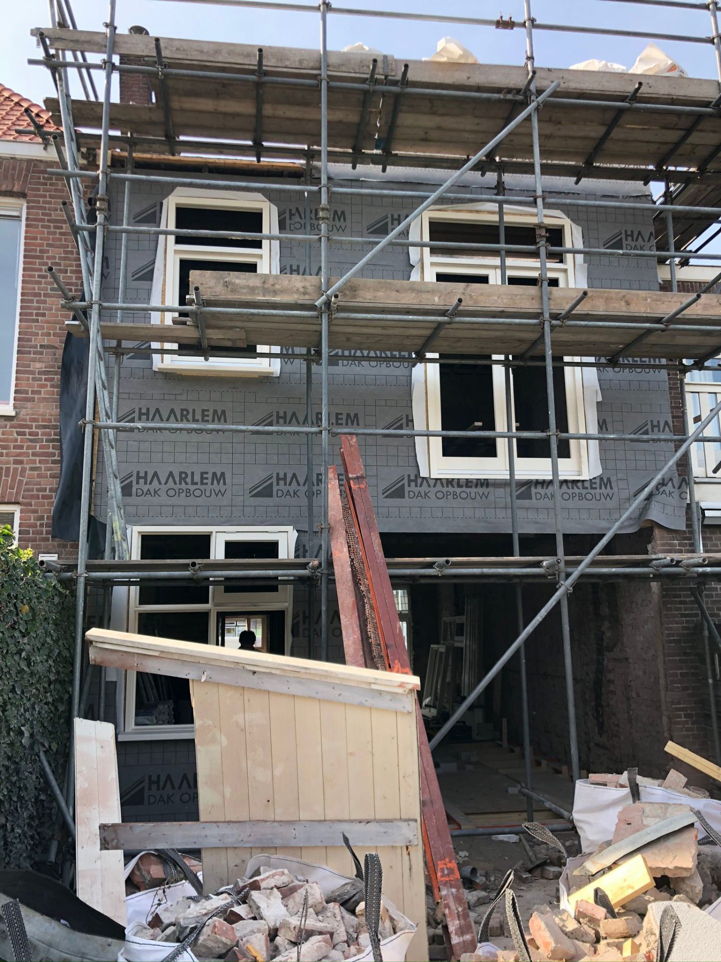 Voorgevel met dampopen folie en nieuwe kozijnen — Renovatie in Haarlem