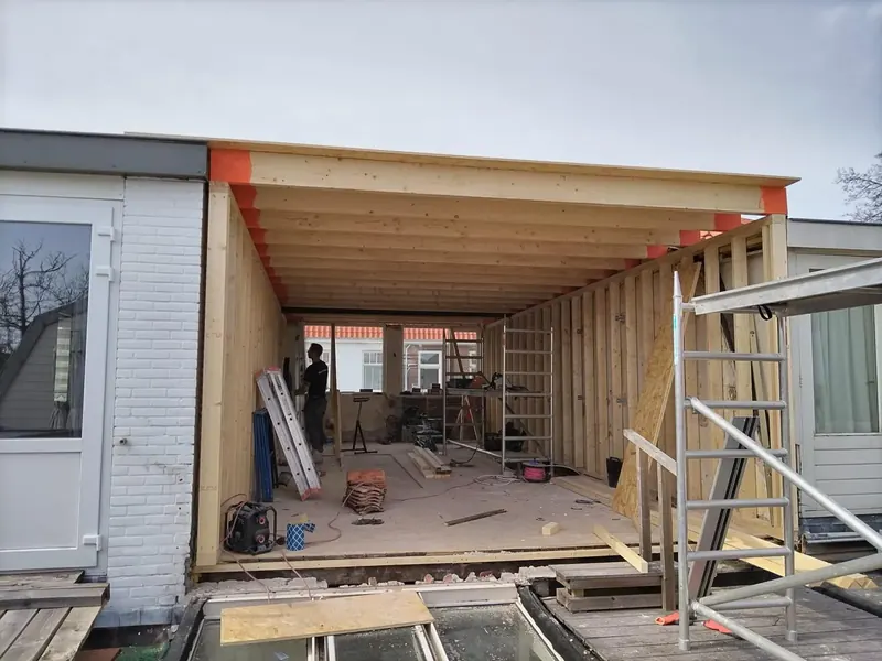 Aanbouw in houtskeletbouw in uitvoering