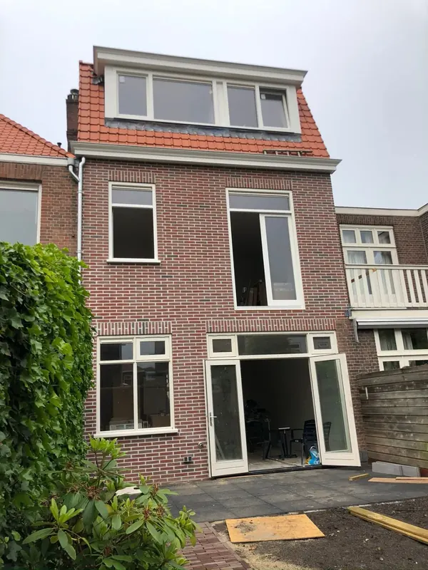 Achtergevel volledig vernieuwd met nieuw metselwerk en dakopbouw