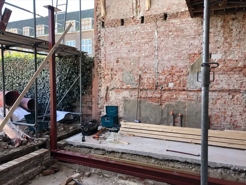 Gesloopte achtergevel met staalconstructie