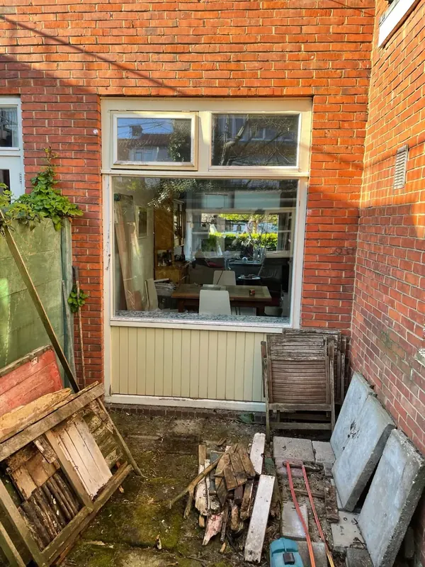 Achtergevel voor de start van een totale renovatie