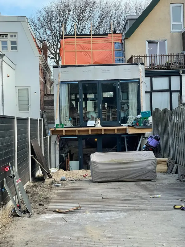 Afgewerkte achteruitbouw met veel glas naar de tuin
