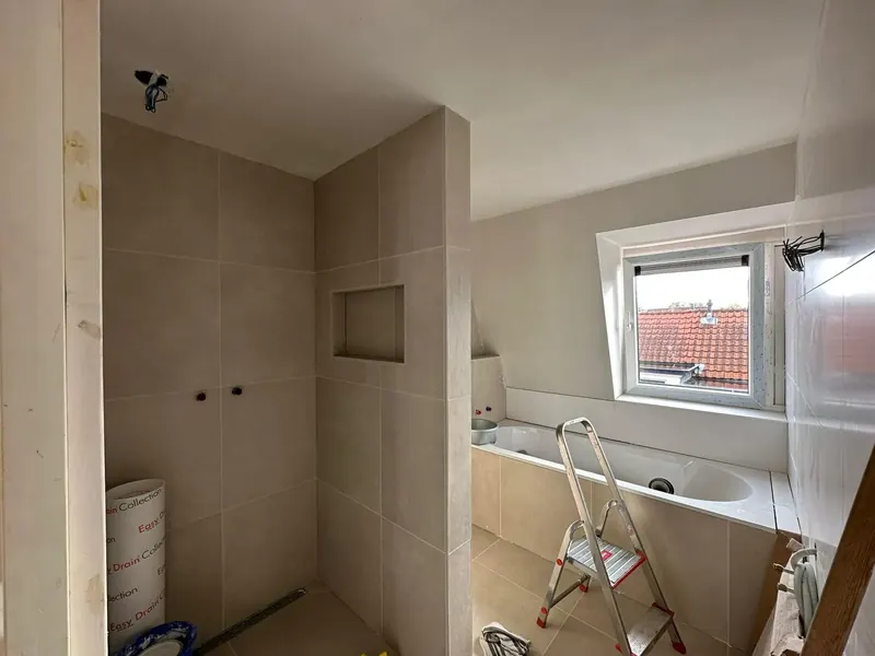 Badkamer in natuurtinten met grootformaat tegels