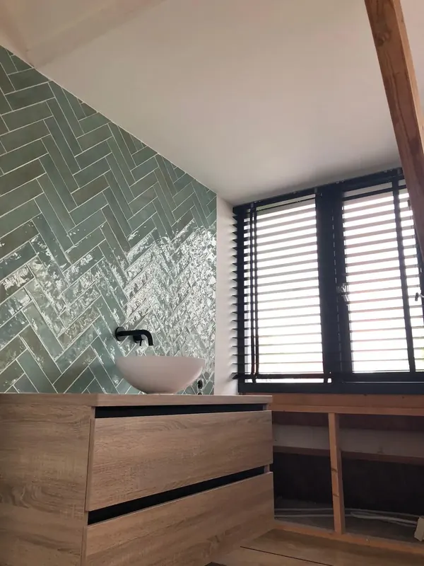 Badkamer met groen visgraat tegelwerk