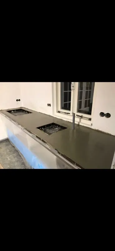 Betonnen aanrechtblad in een nieuwe keuken