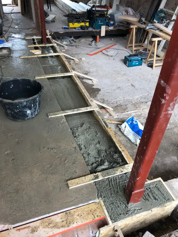 Nieuwe betonvloer storten in bekisting
