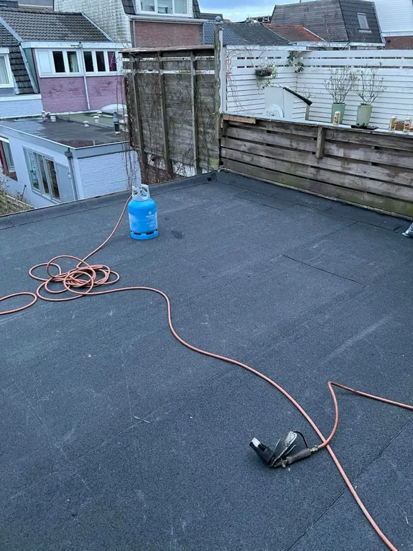 Bitumen dakbedekking op een plat dak