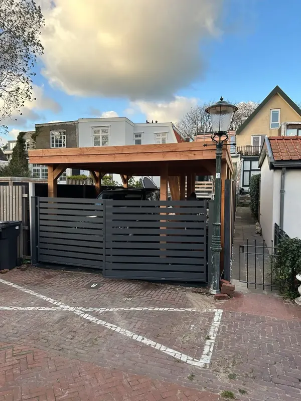 Carport met bijpassende poort