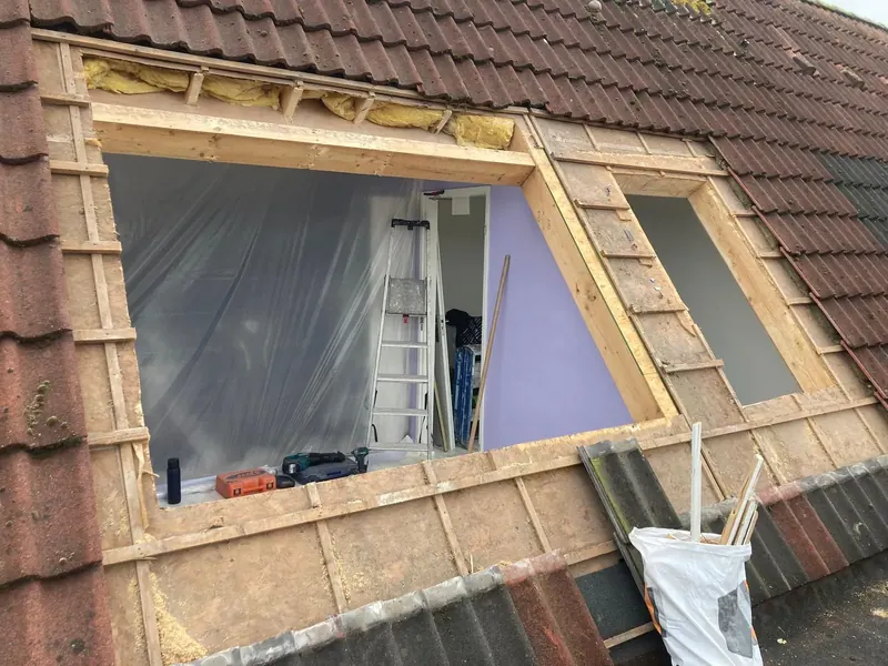 Dakkapel in aanbouw op een woning in Haarlem