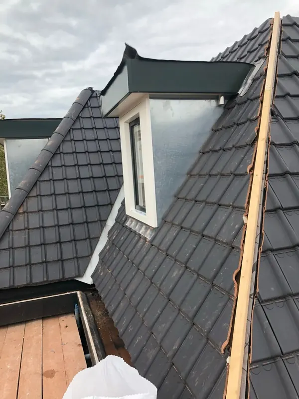 Zinken afwerking bij een dakkapel