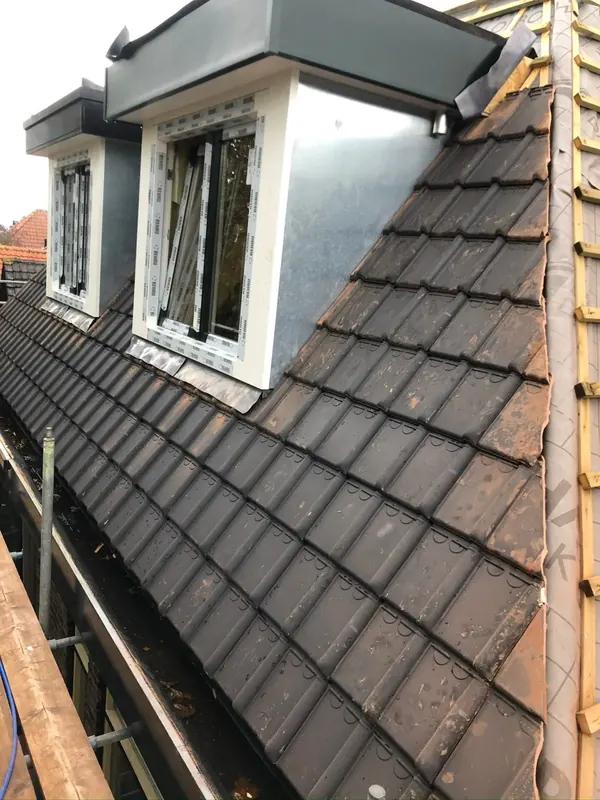 Volledig nieuw pannendak rondom een dakkapel