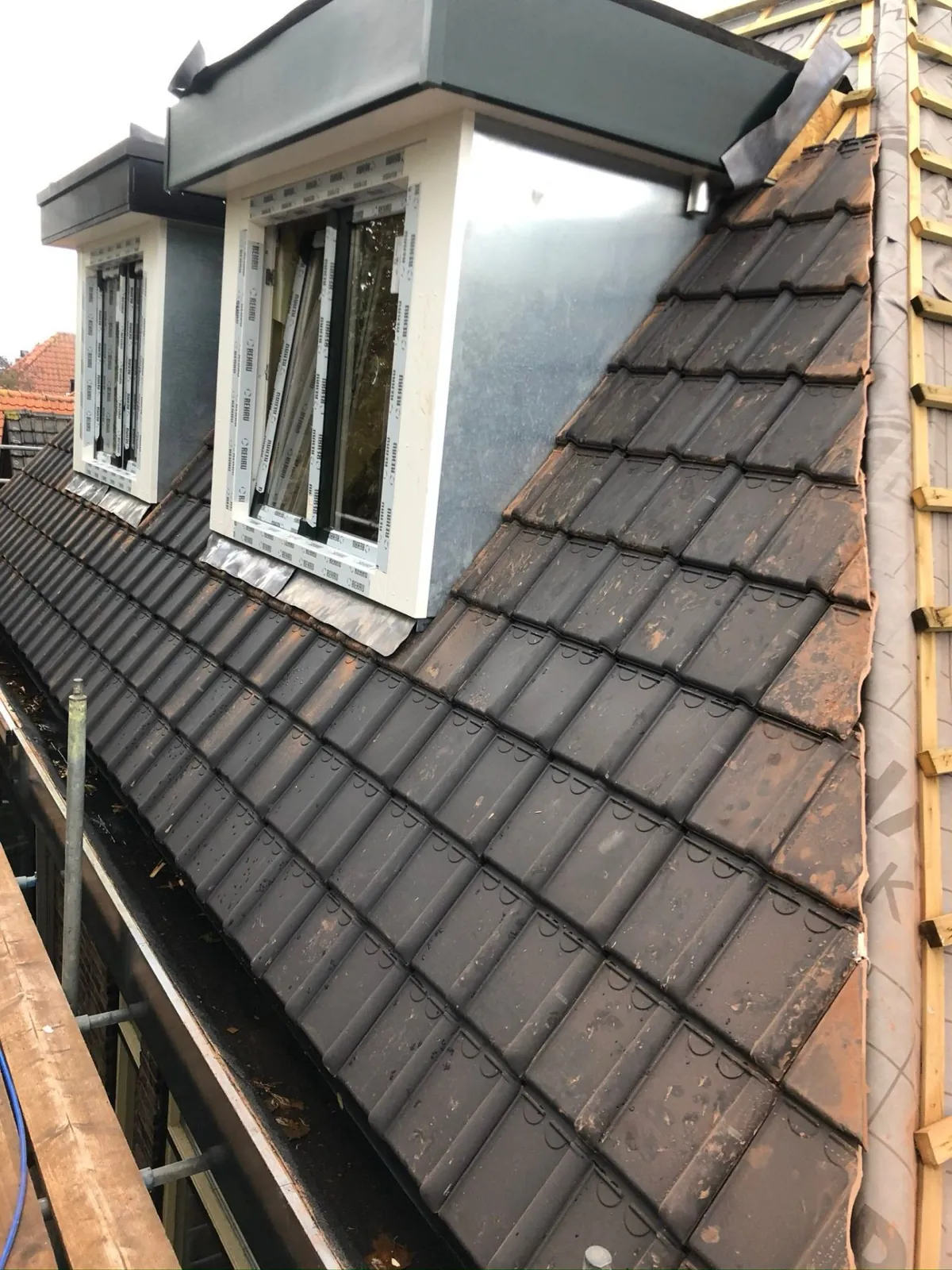 Dakkapel in zijaanzicht met volledig nieuw pannendak in Haarlem