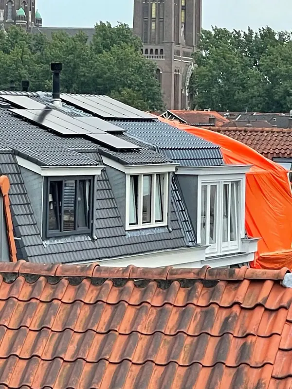 Dakkapel met zonnepanelen op hetzelfde dakvlak