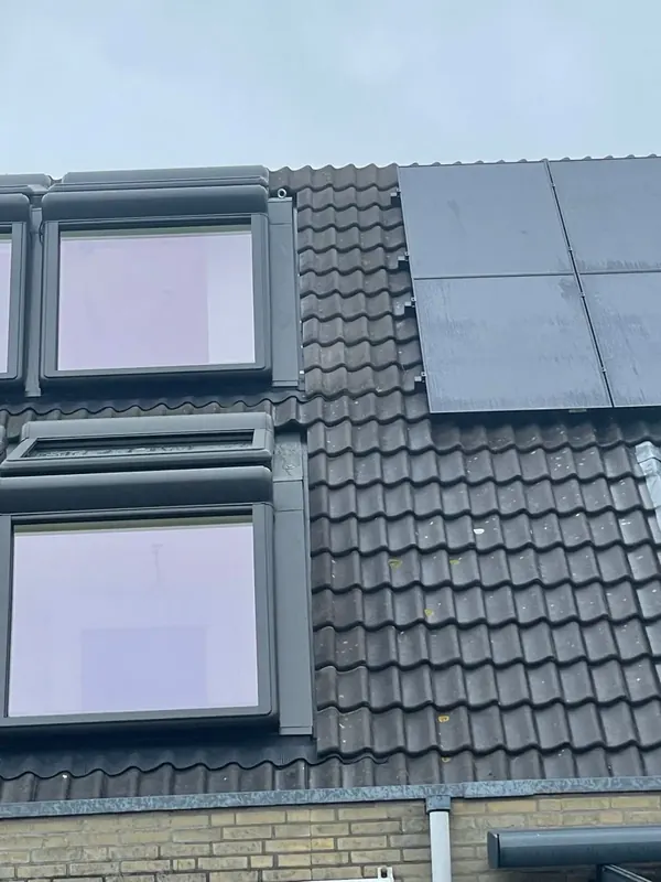 Twee dakkapellen op een vernieuwd pannendak