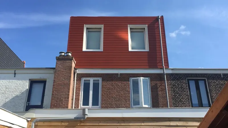Dakopbouw met rode dakpannen op een woning