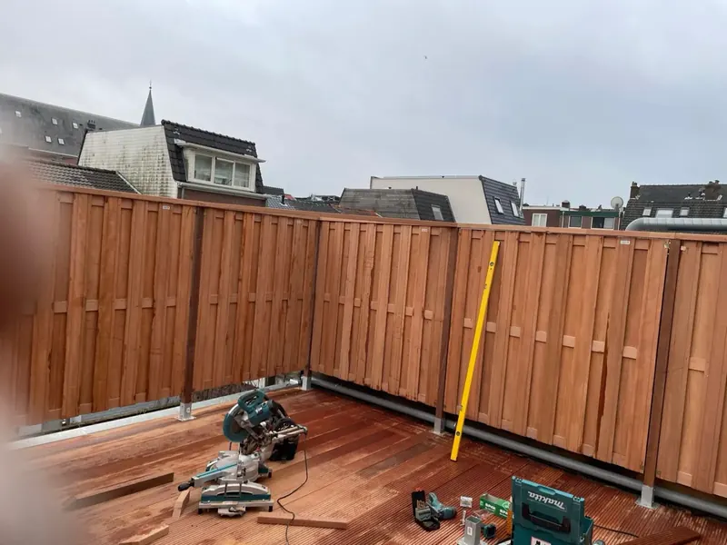 Dakterras met houten schutting als afscheiding
