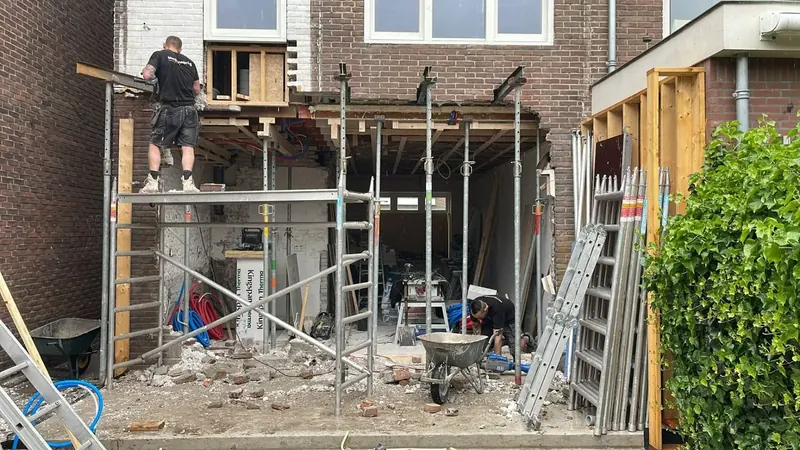 Doorbraak in de achtergevel tijdens een verbouwing