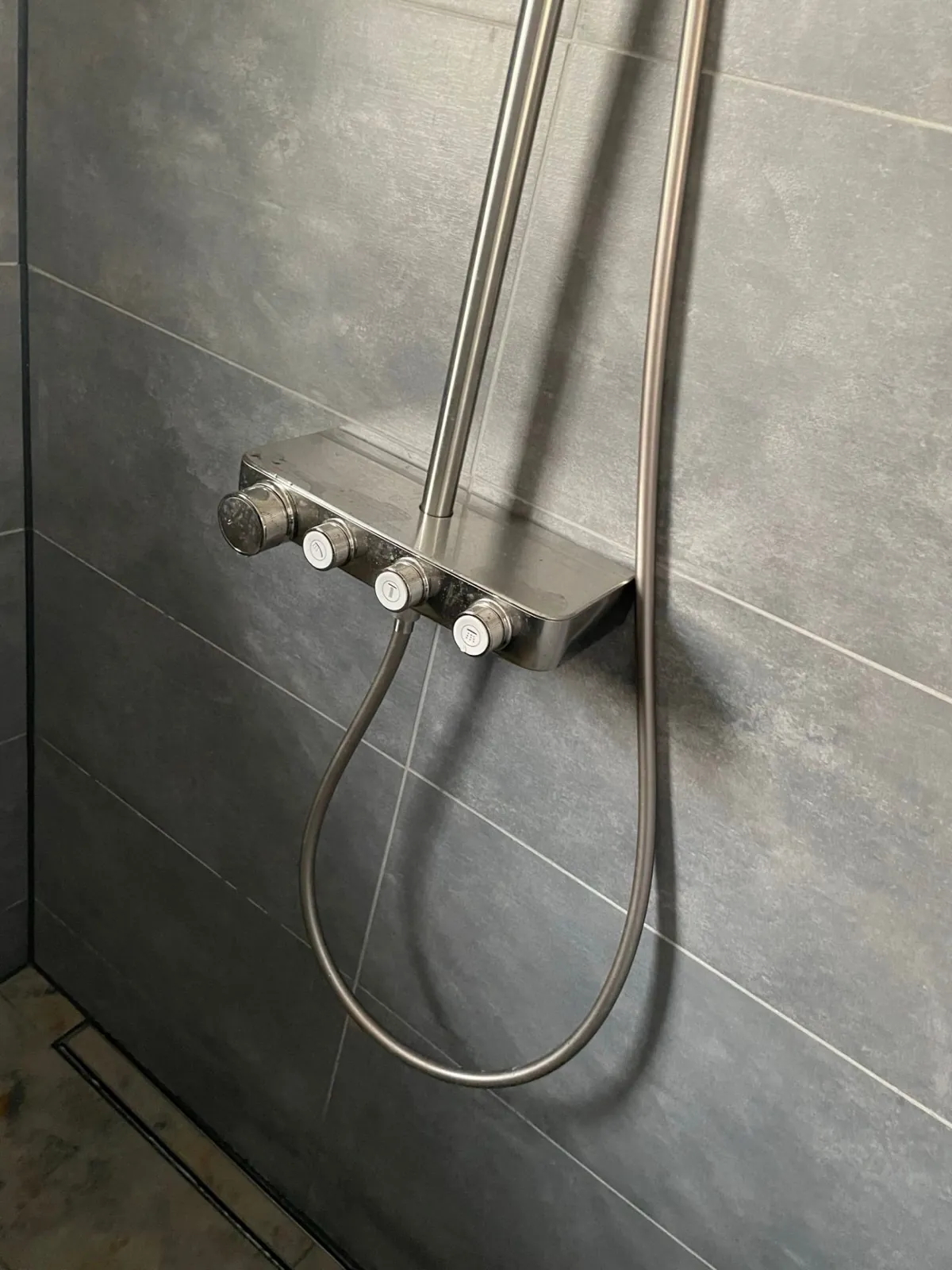 Inloopdouche met thermostaatkraan, geplaatst en aangesloten in een badkamer in Haarlem