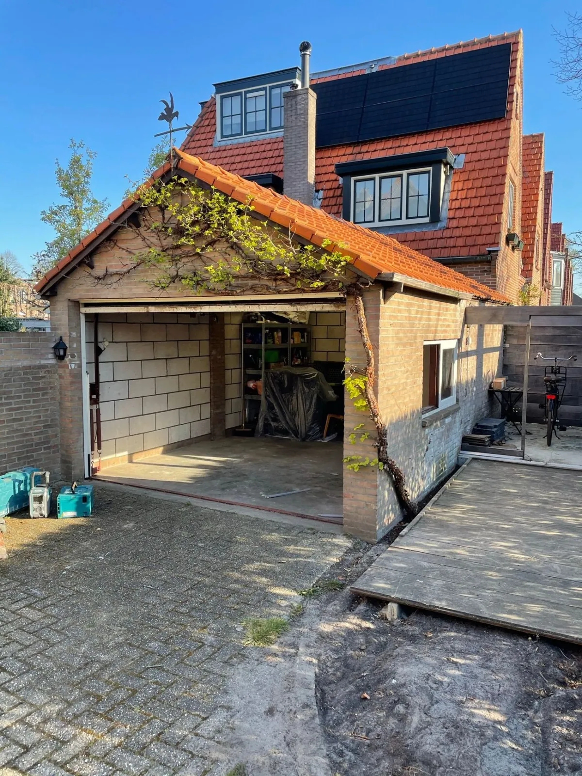 Garage in verbouwing tot woonruimte, met nieuwe wanden en vloer