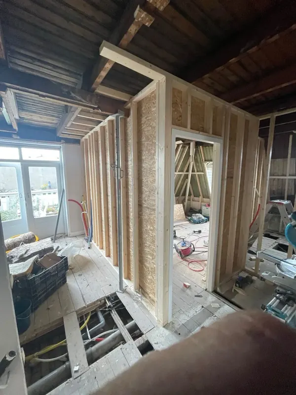 Houtskeletconstructie op zolder tijdens de ruwbouw
