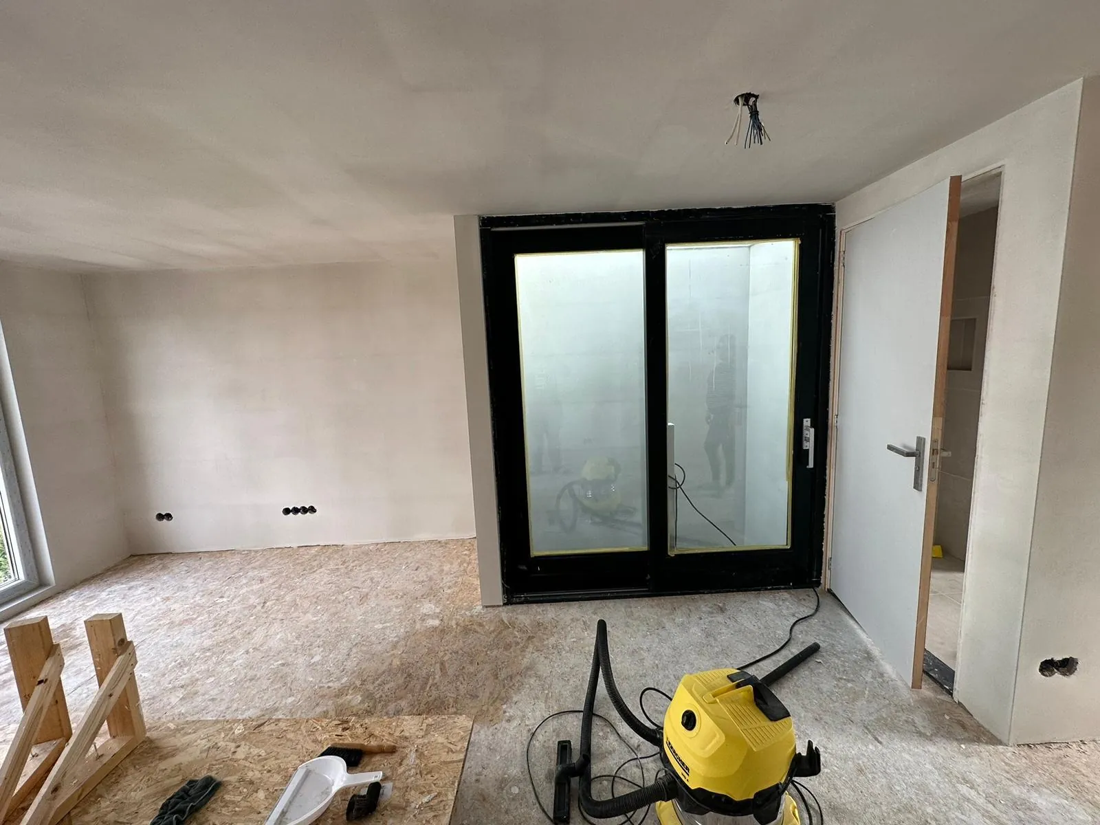 Interieur in de afbouwfase, waarin het elektrawerk wordt weggewerkt
