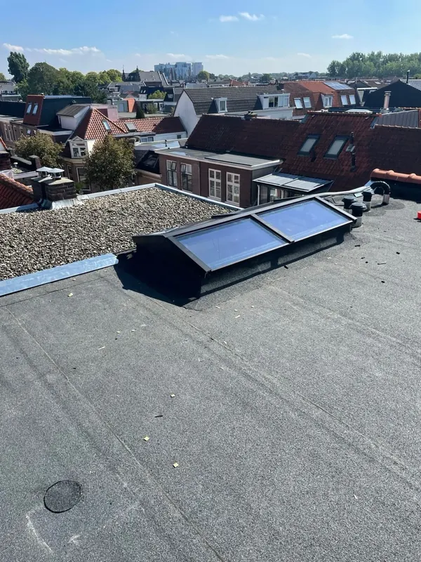 Lichtkoepel waterdicht ingewerkt in een plat dak