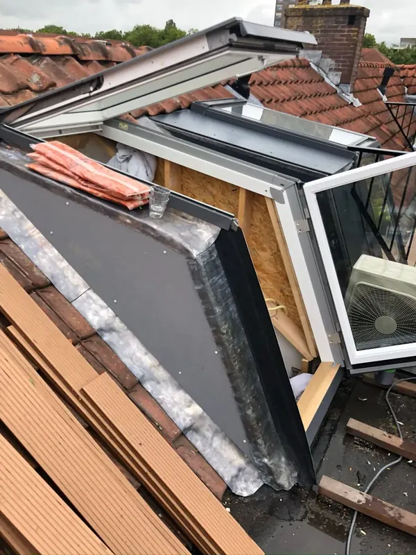 Openslaande lichtstraat op een dakopbouw