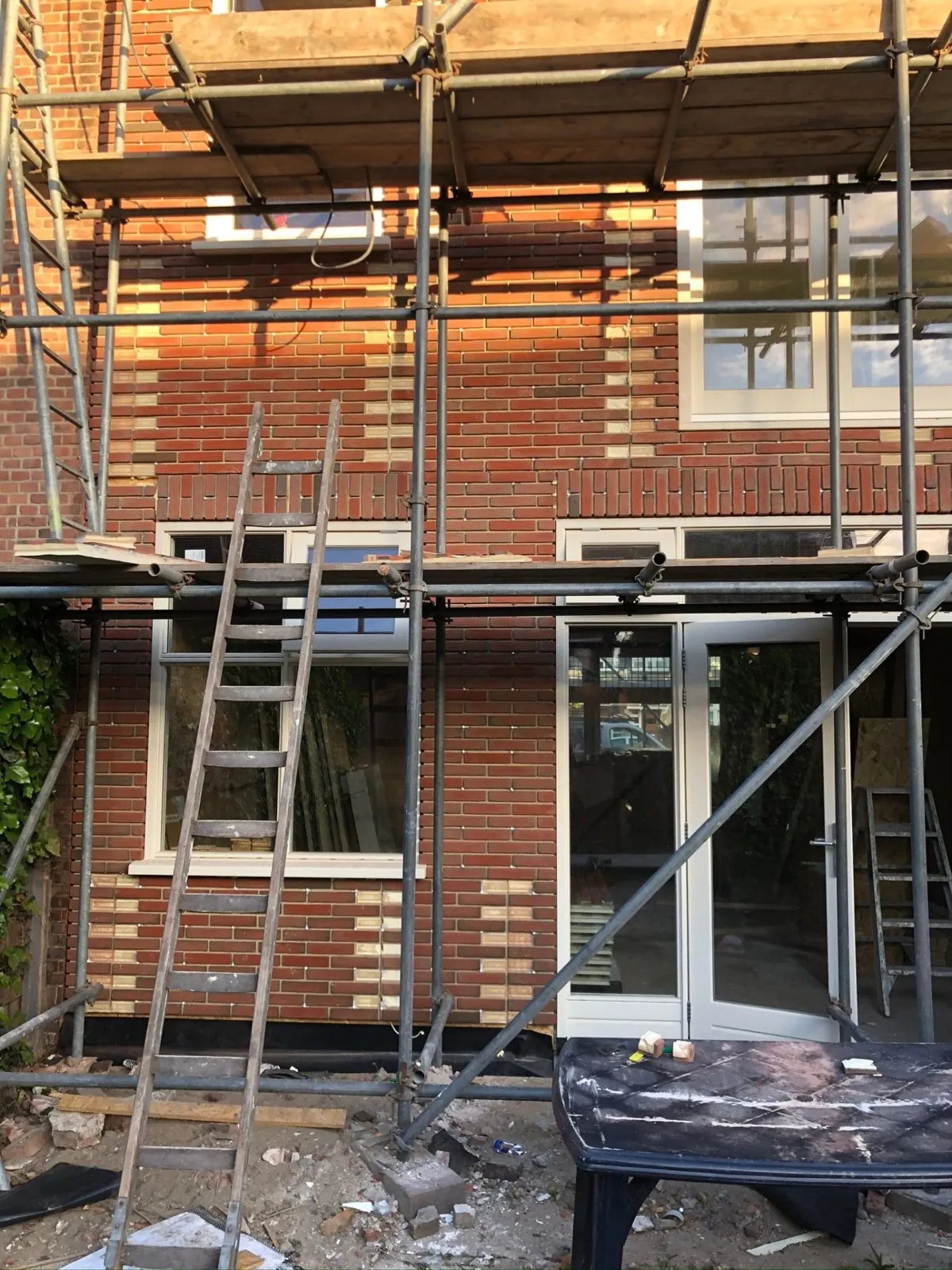 Metselwerk met strekken boven een raamopening, het detailwerk dat een erker vraagt