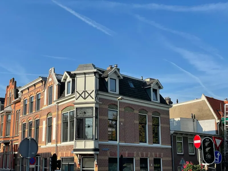 Monumentale gevel met historische detaillering