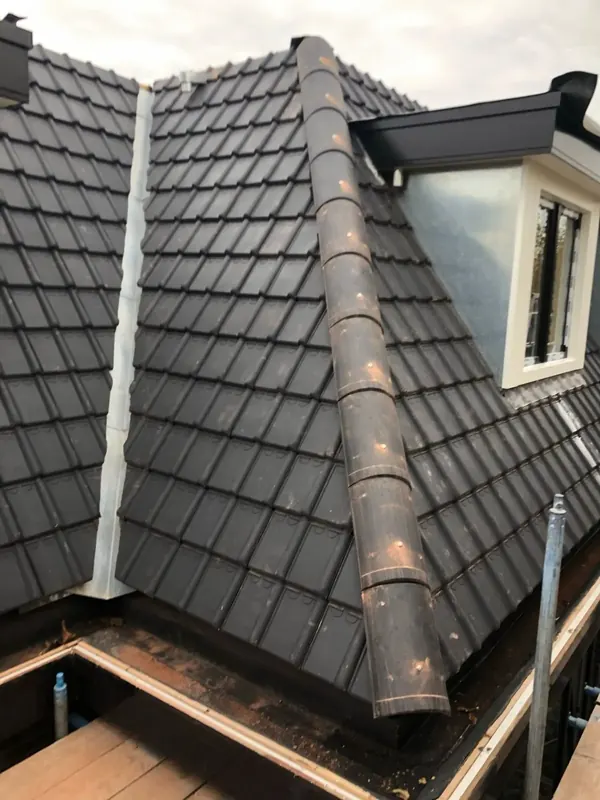Detail van nokvorst en dakpannen