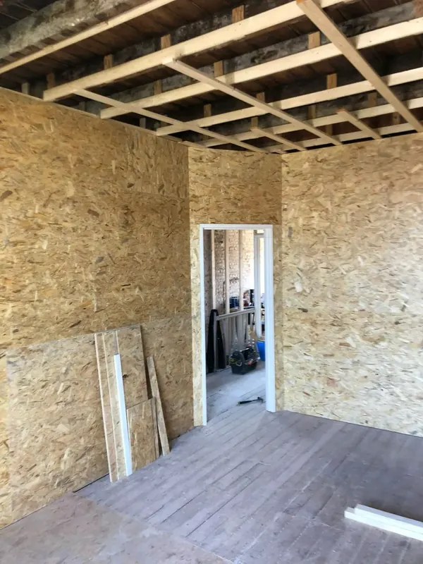 OSB-wanden en plafondframe in de ruwbouwfase