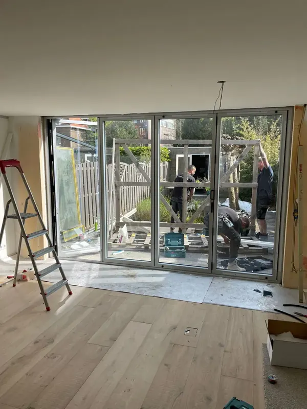 Plaatsing van een schuifpui naar de tuin