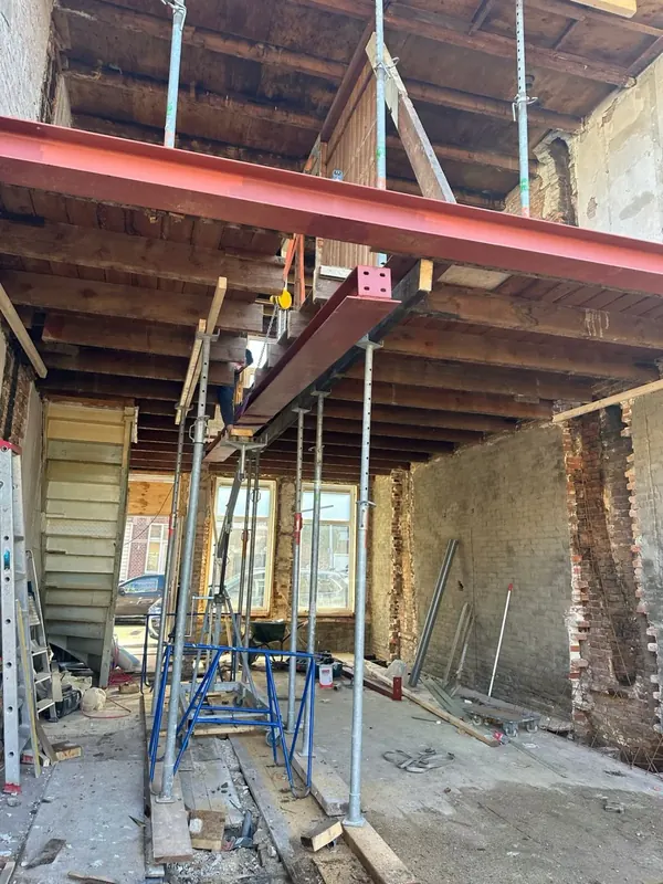 Stalen balk geplaatst tijdens een renovatie