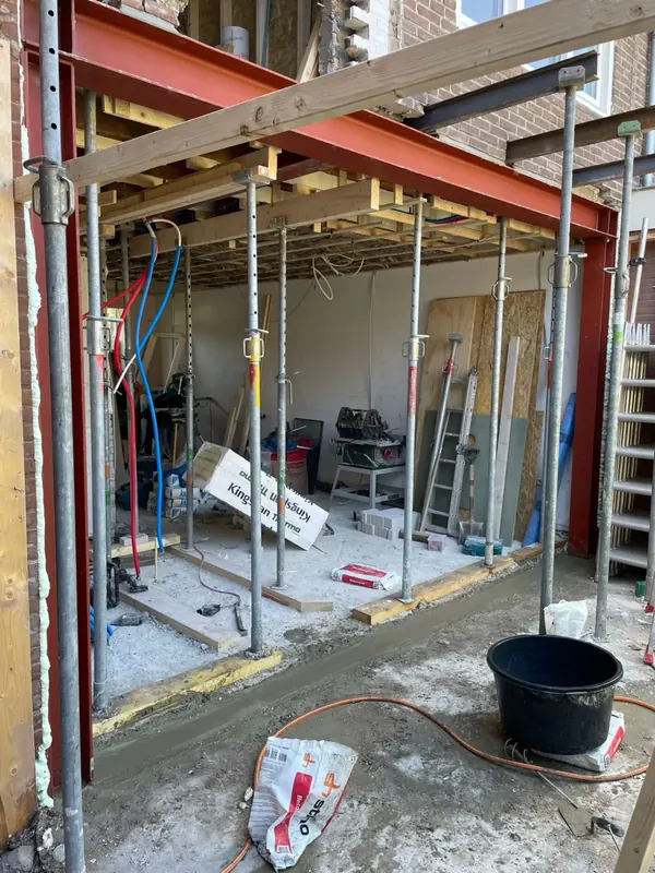 Stalen balk op stempels boven een nieuwe doorbraak