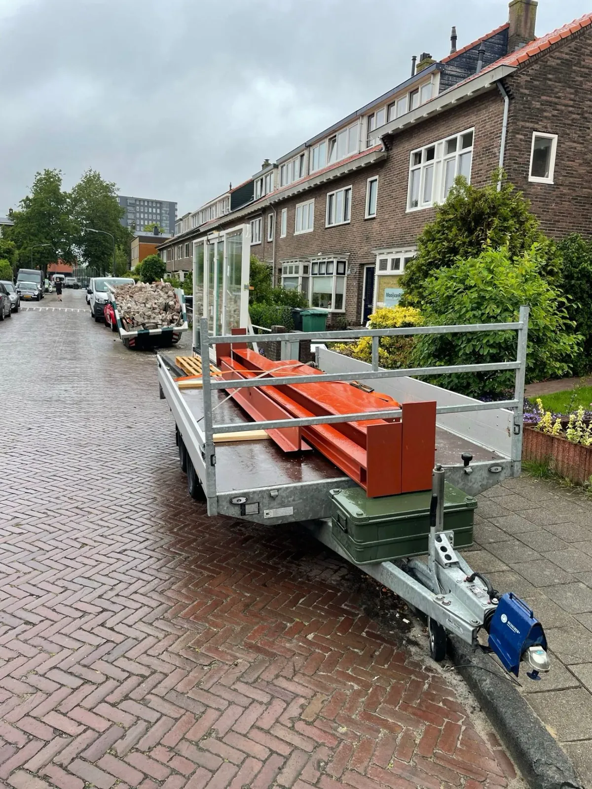 Stalen liggers worden aangevoerd bij een verbouwing in een stadswoning