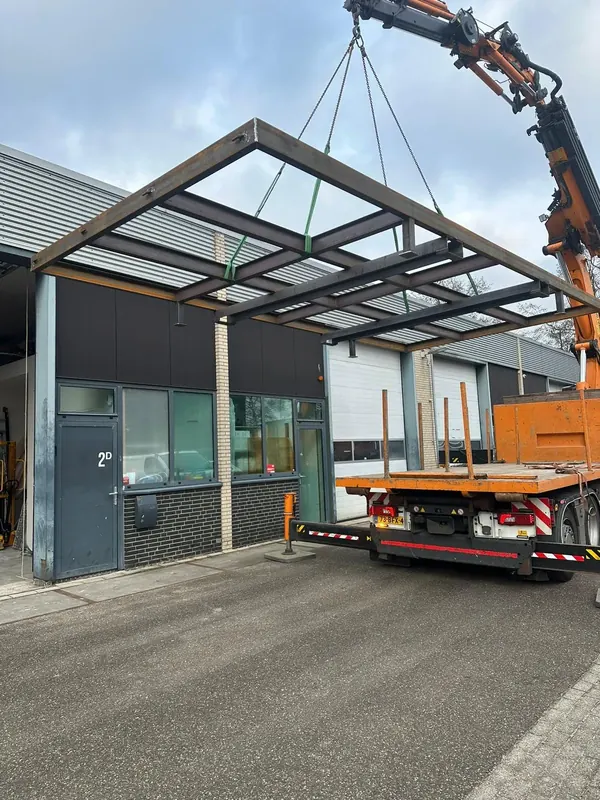 Gemonteerde staalconstructie in een woning in aanbouw