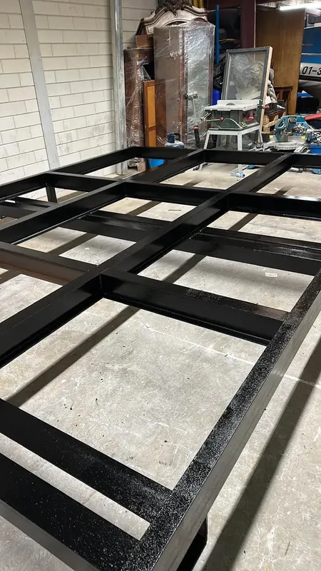 Staalframe voorbereid in de werkplaats