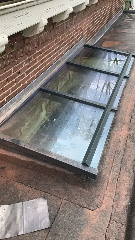 Stalen lichtstraat in een uitbouw