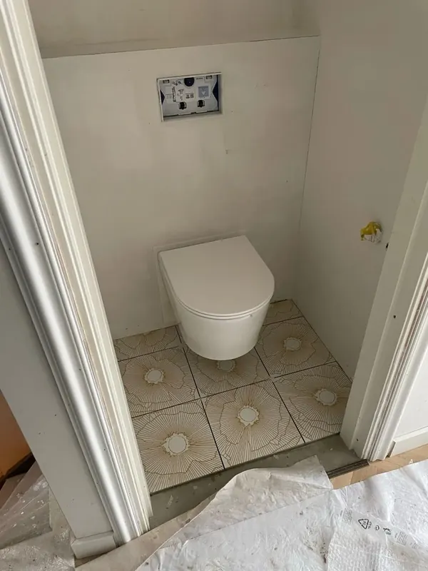 Hangend toilet met patroontegels