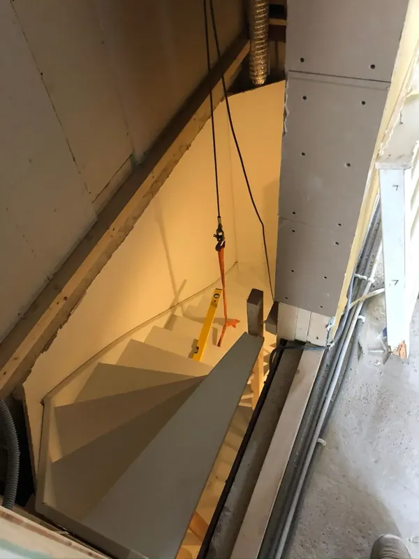 Nieuwe vaste trap geplaatst in de ruwbouwfase