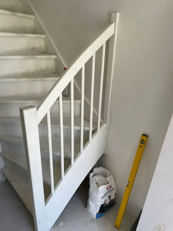 Nieuwe houten trap met spijlen